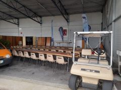 J-4. Salle de briefing (en cours) avec golfette intégrée.