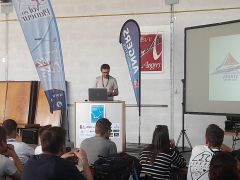 Mickaël Charuel, directeur de la compétition, lance le dernier briefing pré-compétition.