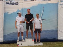 Podium de la classe Standard, épreuve du mardi 19 août. De gauche à droite, Alexandre Fierain de l’aéroclub d’Abbeville (qui assure la promotion de la bière sans alcool du club. Si si...), Théo Napoléon, de l’AVCASA Saint Auban et Guillaume Ottolini