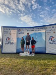 En classe Club, le podium du jeudi 21 août, de gauche à droite, Cassiopée Braconnier, Clément de Péchy (qui représente Odon Prouille, du même club, vainqueur parti aider à un dévachage) et Alexis Jacquinet.